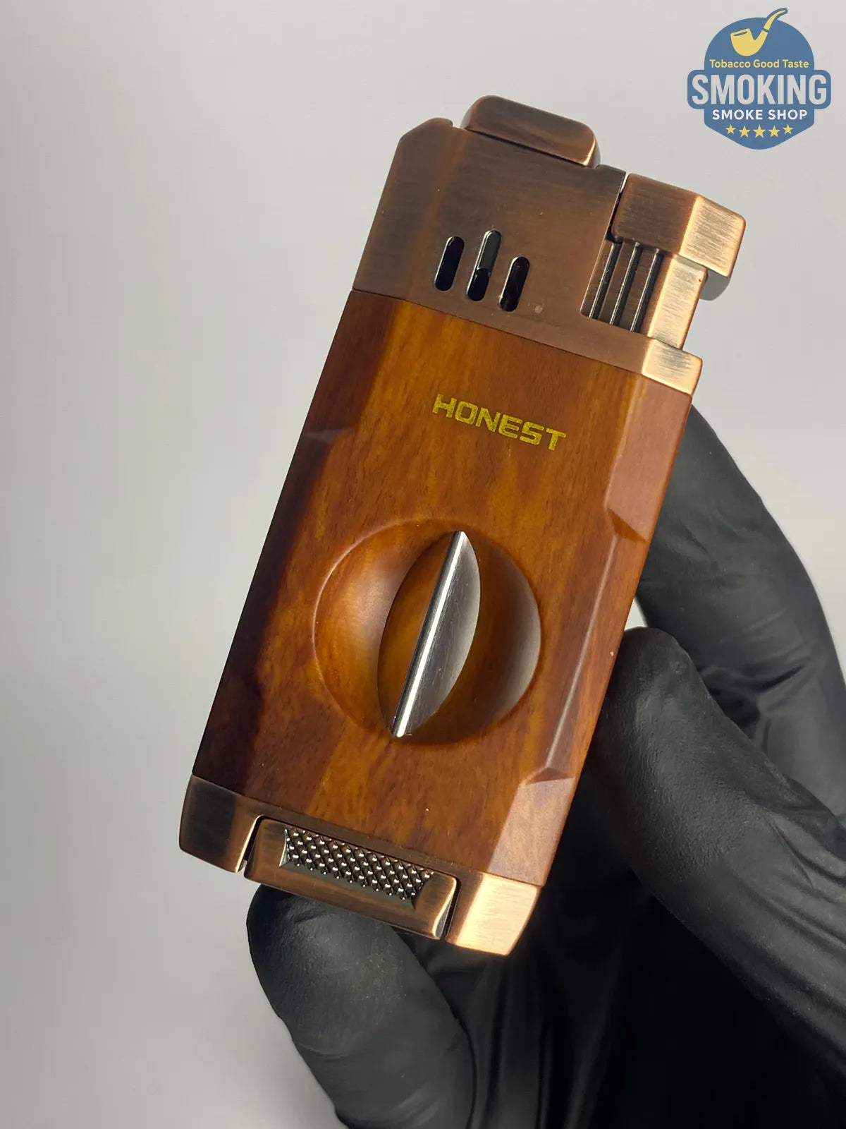 Dual Torch Cigar Lighter with Built-in Cigar Cutter & Rest — ولاّعة سيجار ثنائية الشعلة بقاطع سيجار ومسند مدمجين (برونزي/خشبي)