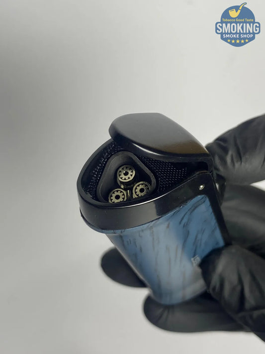 Honest Triple Jet Torch Lighter with Built-In Cigar Punch – Blue Wood Grain
ولاعة هونِست تربل جيت مع بنش سيجار مدمج – نقشة خشبية زرقاء