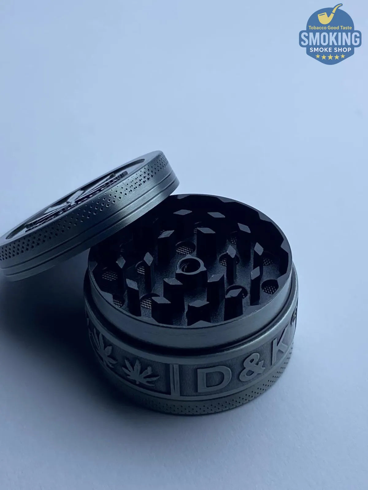 D&K Amsterdam Tobacco Grinder — مطحنة تبغ أمستردام معدن سيلفر واسود