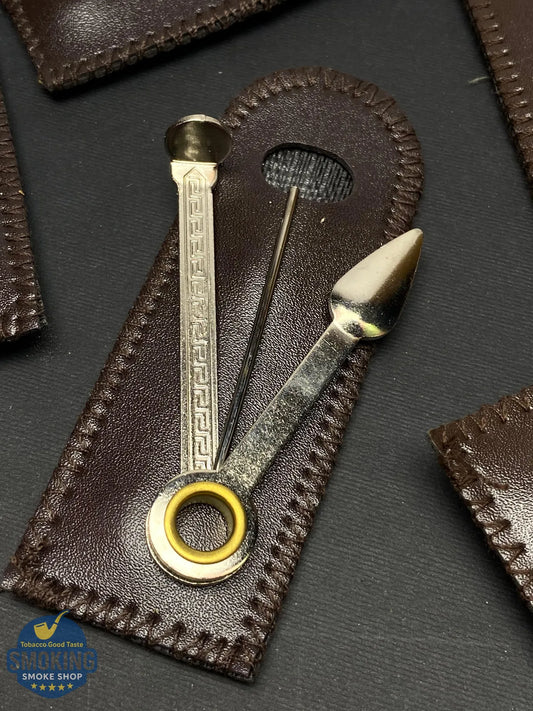 3-in-1 Pipe Tool with Leather Pouch — أداة بايب 3×1 مع جراب جلد (تامبر + مُنظِّف + إبرة)