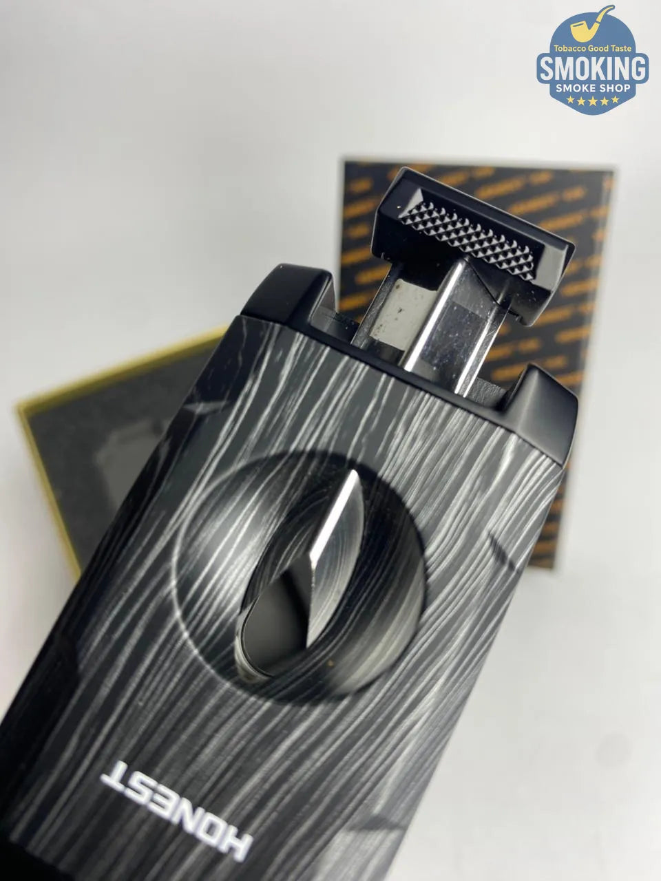Dual Torch Cigar Lighter with Built-in Cigar Cutter & Rest — ولاّعة سيجار ثنائية الشعلة بقاطع سيجار ومسند مدمجين (برونزي/خشبي/ اسود / رخامي )