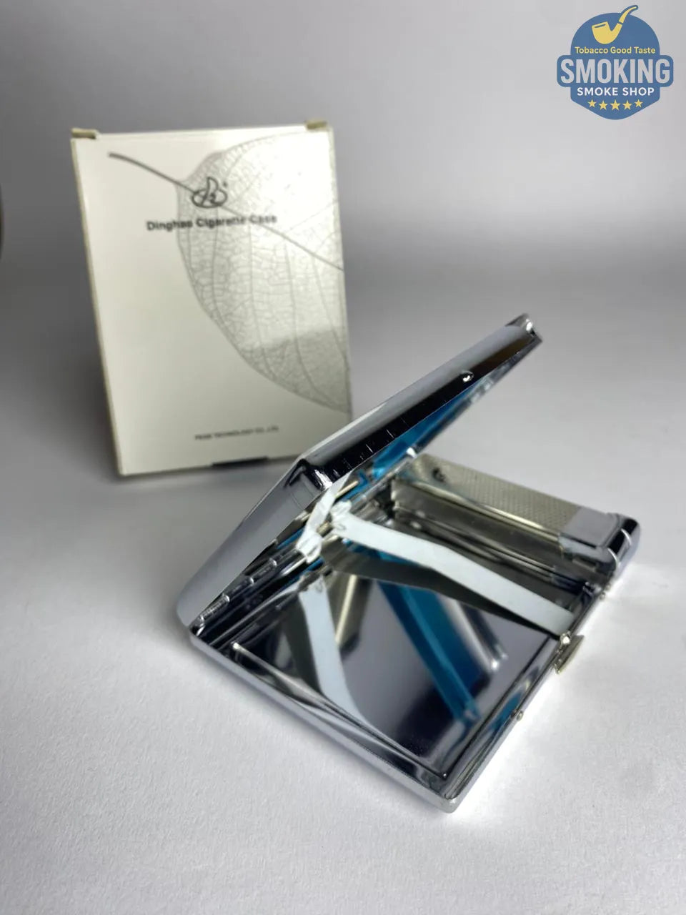 علبة سجائر معدنية مع ولاعة مدمجة — Cigarette Case with Built-in Lighter
