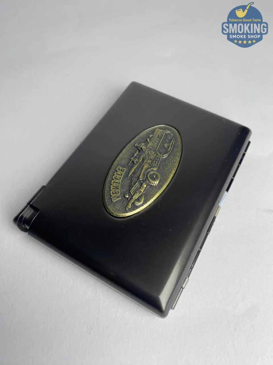 علبة سجائر معدنية مع ولاعة مدمجة — Cigarette Case with Built-in Lighter