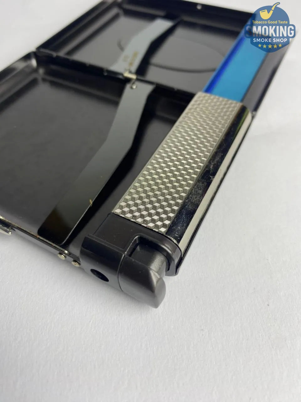 علبة سجائر معدنية مع ولاعة مدمجة — Cigarette Case with Built-in Lighter