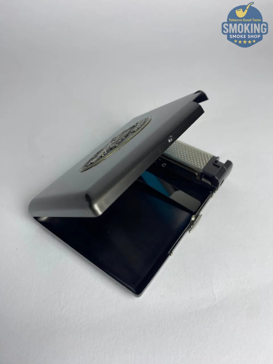 علبة سجائر معدنية مع ولاعة مدمجة — Cigarette Case with Built-in Lighter