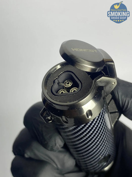 HONEST Triple-Jet Torch Lighter w/ Built-in Cigar Punch – Carbon Fiber | ولاعة هونست تريبل جِت مع بنشر سيجار مدمج – تشطيب كاربون فايبر