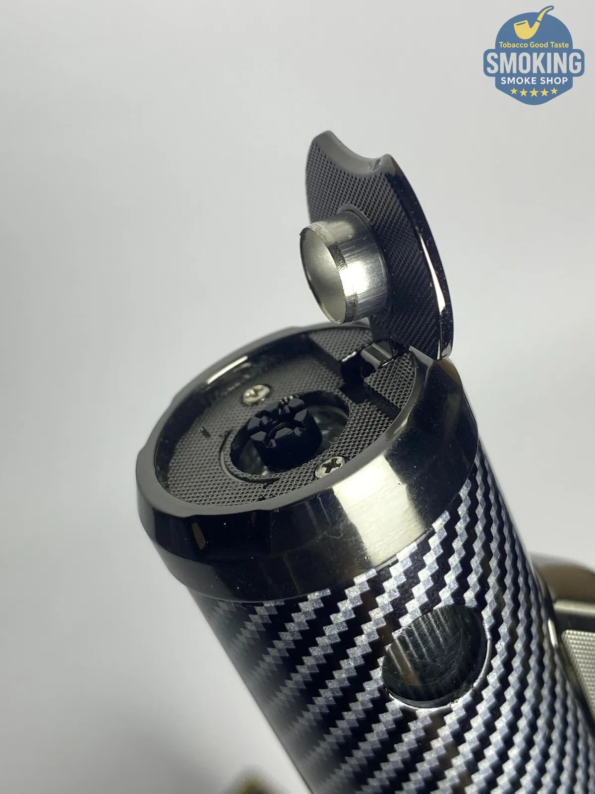 HONEST Triple-Jet Torch Lighter w/ Built-in Cigar Punch – Carbon Fiber | ولاعة هونست تريبل جِت مع بنشر سيجار مدمج – تشطيب كاربون فايبر