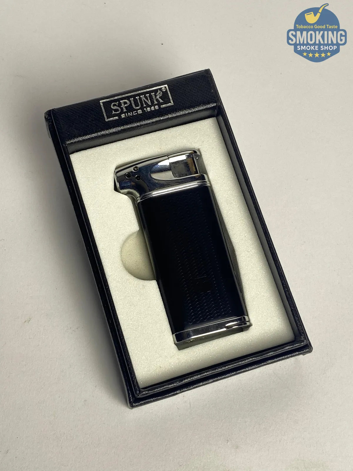 SPUNK Soft Flame Pipe Lighter — ولاّعة بايب لهب ناعم بزاوية (أسود/ذهبي)