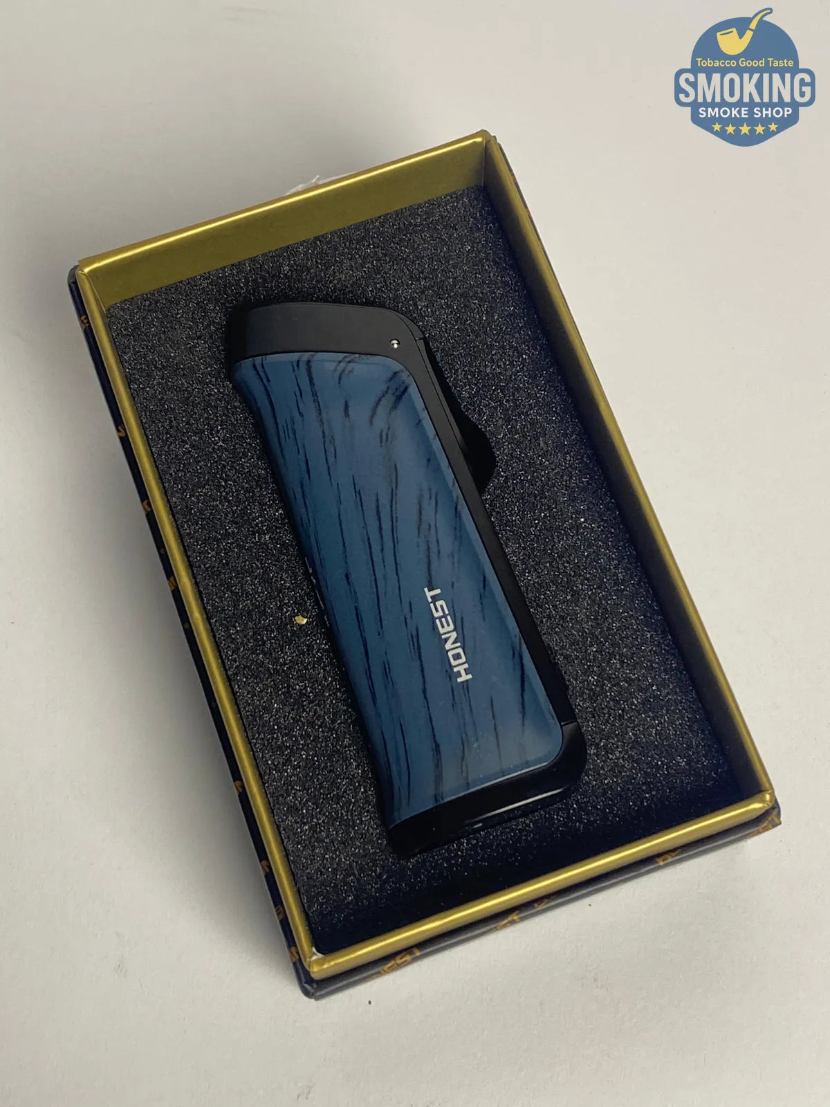 Honest Triple Jet Torch Lighter with Built-In Cigar Punch – Blue Wood Grain
ولاعة هونِست تربل جيت مع بنش سيجار مدمج – نقشة خشبية زرقاء