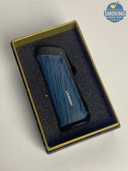Honest Triple Jet Torch Lighter with Built-In Cigar Punch – Blue Wood Grain
ولاعة هونِست تربل جيت مع بنش سيجار مدمج – نقشة خشبية زرقاء