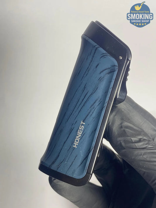 Honest Triple Jet Torch Lighter with Built-In Cigar Punch – Blue Wood Grain
ولاعة هونِست تربل جيت مع بنش سيجار مدمج – نقشة خشبية زرقاء