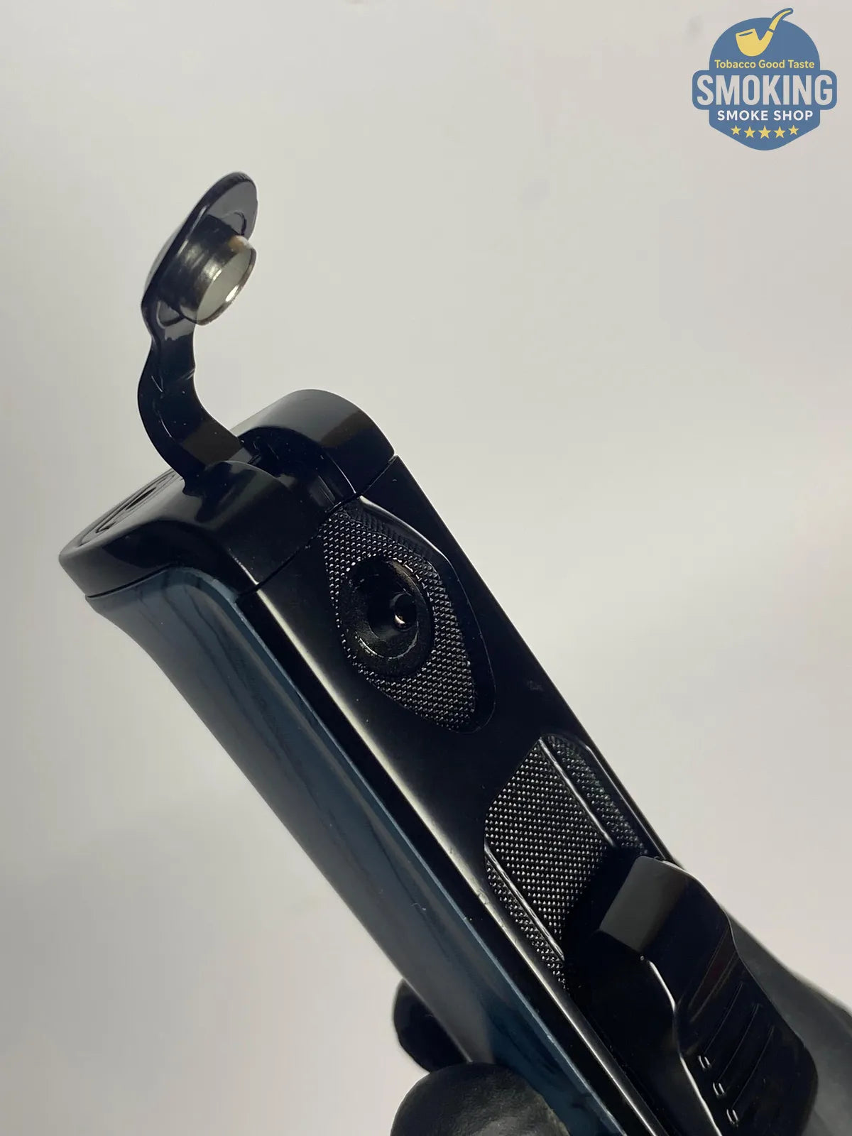 Honest Triple Jet Torch Lighter with Built-In Cigar Punch – Blue Wood Grain
ولاعة هونِست تربل جيت مع بنش سيجار مدمج – نقشة خشبية زرقاء