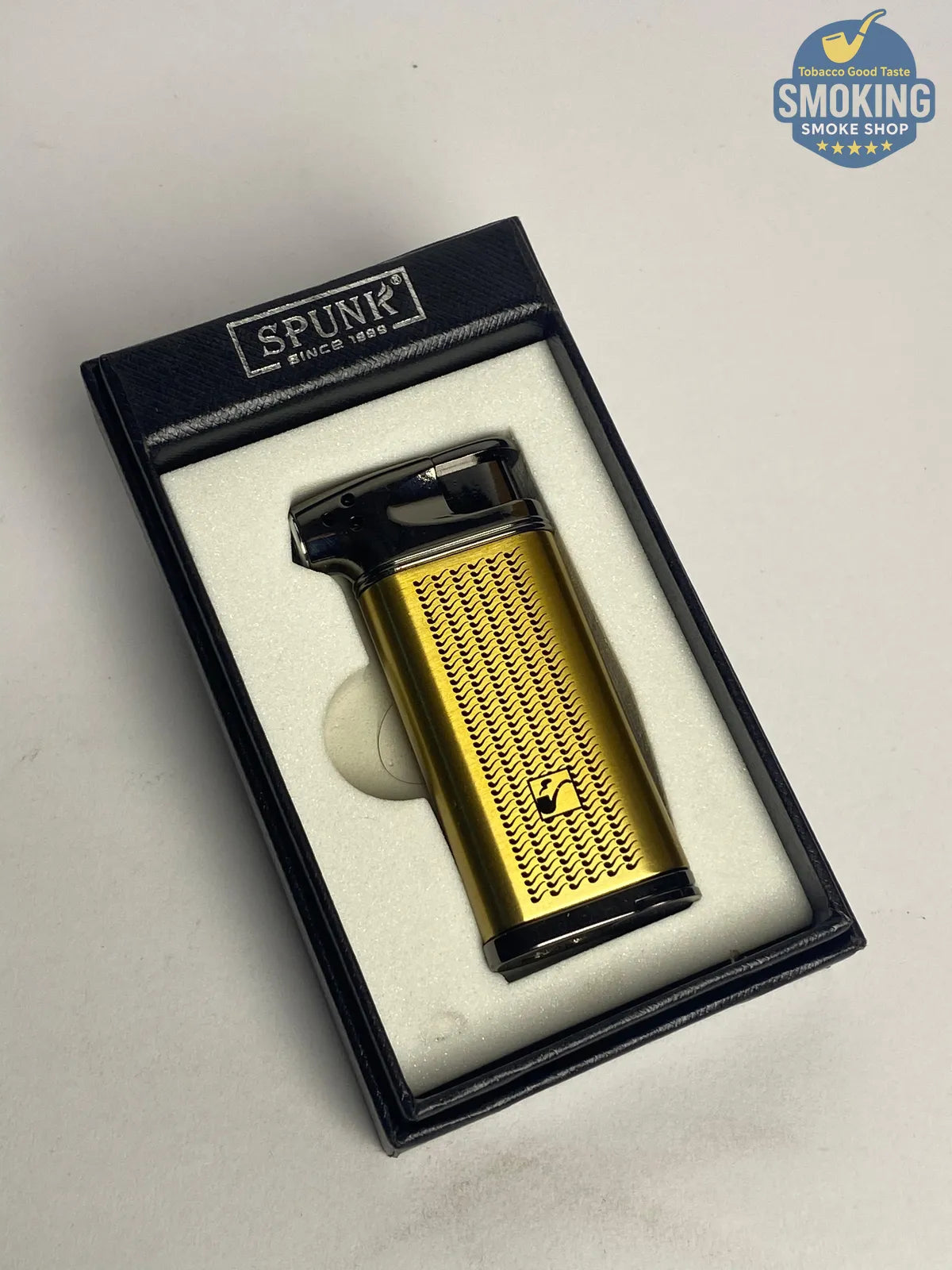 SPUNK Soft Flame Pipe Lighter — ولاّعة بايب لهب ناعم بزاوية (أسود/ذهبي)
