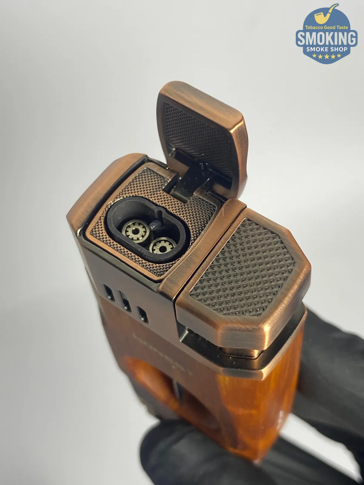 Dual Torch Cigar Lighter with Built-in Cigar Cutter & Rest — ولاّعة سيجار ثنائية الشعلة بقاطع سيجار ومسند مدمجين (برونزي/خشبي)