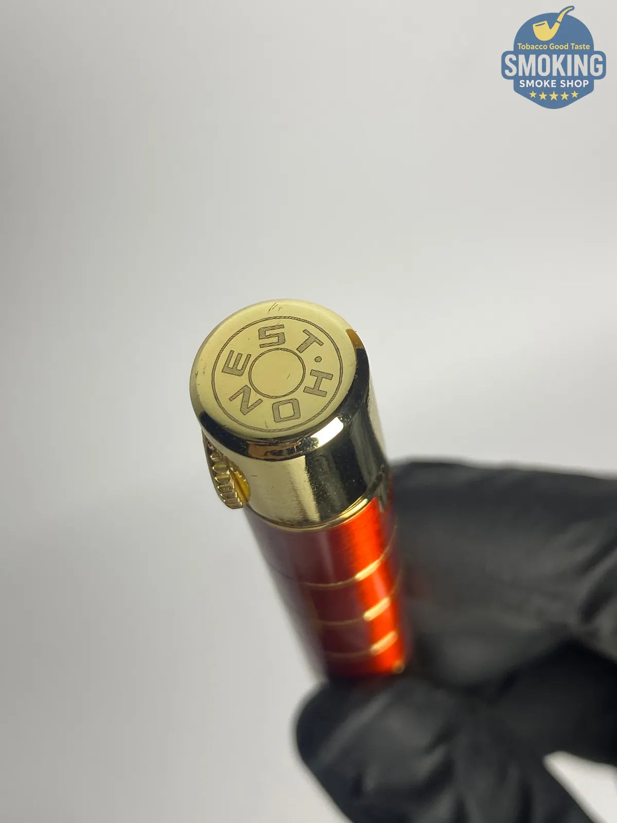 HONEST Slim Soft Flame Flint Lighter — ولاّعة هونِست رفيعة بلهب عادي وآلية حجر (أحمر/ذهبي)