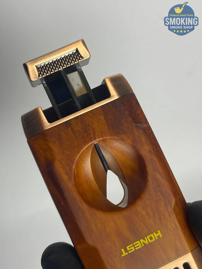 Dual Torch Cigar Lighter with Built-in Cigar Cutter & Rest — ولاّعة سيجار ثنائية الشعلة بقاطع سيجار ومسند مدمجين (برونزي/خشبي)