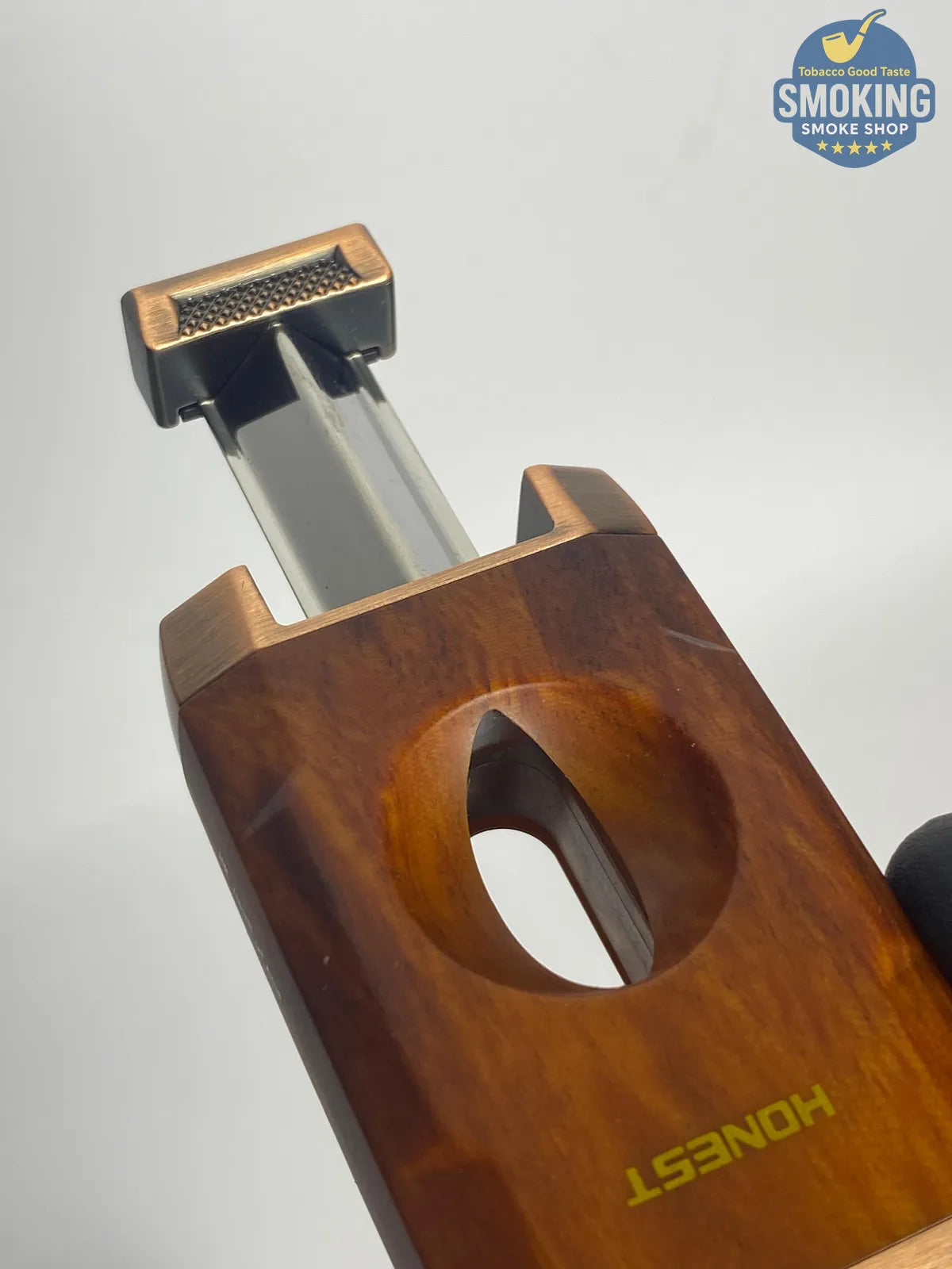 Dual Torch Cigar Lighter with Built-in Cigar Cutter & Rest — ولاّعة سيجار ثنائية الشعلة بقاطع سيجار ومسند مدمجين (برونزي/خشبي)