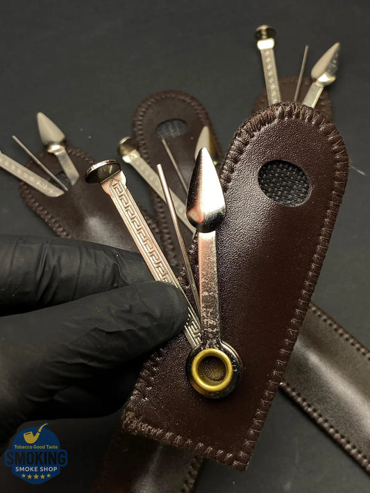 3-in-1 Pipe Tool with Leather Pouch — أداة بايب 3×1 مع جراب جلد (تامبر + مُنظِّف + إبرة)