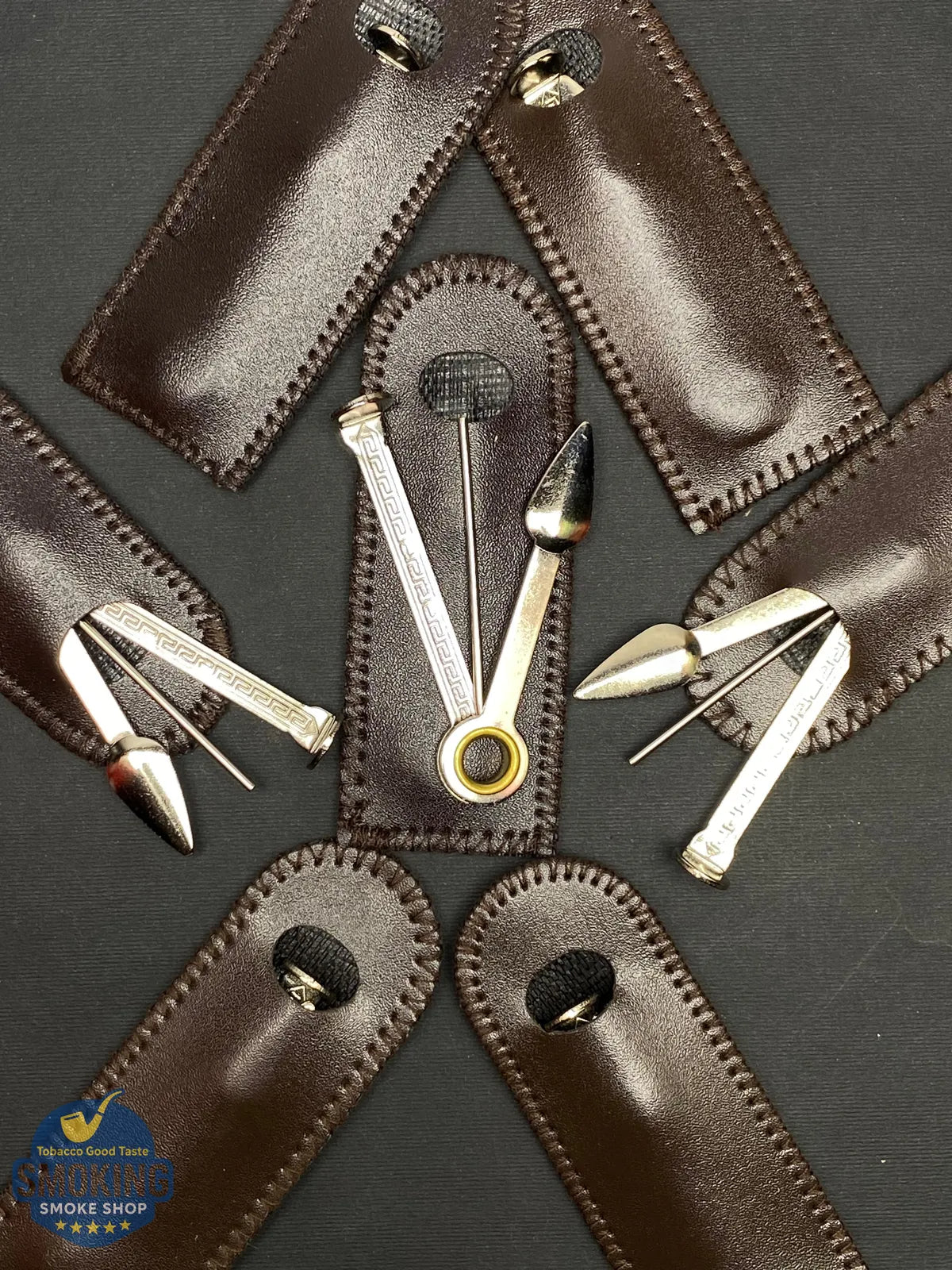 3-in-1 Pipe Tool with Leather Pouch — أداة بايب 3×1 مع جراب جلد (تامبر + مُنظِّف + إبرة)