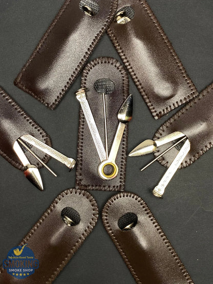 3-in-1 Pipe Tool with Leather Pouch — أداة بايب 3×1 مع جراب جلد (تامبر + مُنظِّف + إبرة)