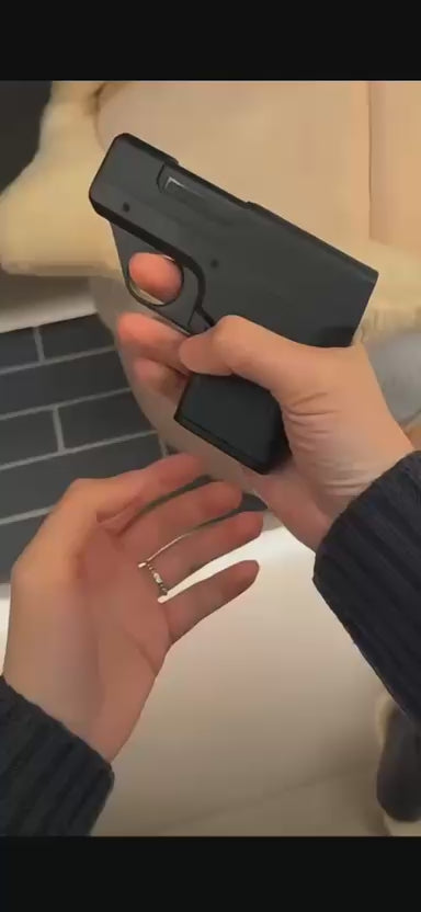 🔫 Gun-Style Cigarette Case with Laser Lighter — علبة سجائر مكتبية على شكل مسدس بولاعة ليزر مدمجة
